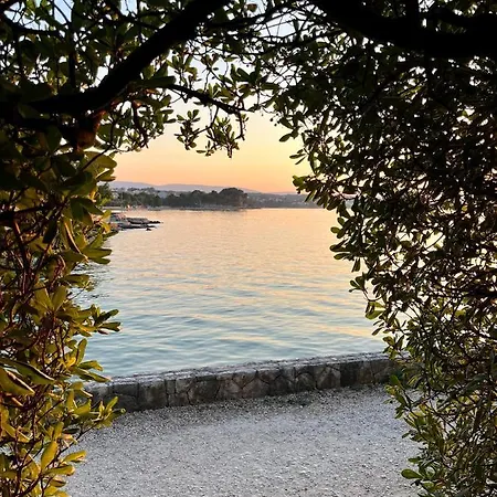 The Red - Beachfront House With A Big, Charming Garden * Malinska