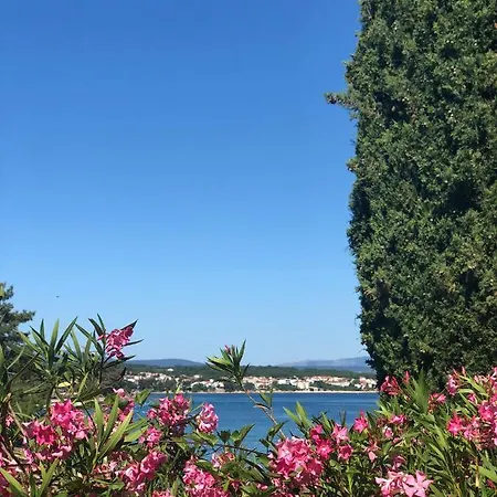 The Red - Beachfront House With A Big, Charming Garden Malinska