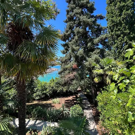 The Red - Beachfront House With A Big, Charming Garden Malinska
